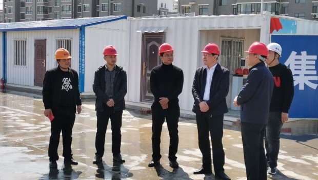青州市副市長石凌峰一行到堯王山花園B區(qū)施工現場檢查指導工作