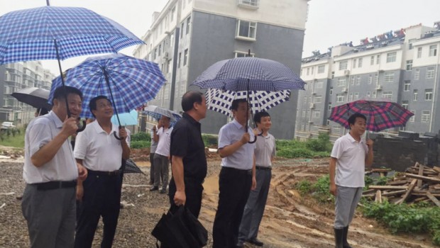 青州市人大常委會黨組書記、副主任楊云生同志在普通安置區(qū)召開現場辦公會