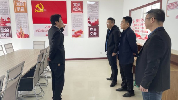 青州市副市長曹升曦一行到泰和苑小區(qū)檢查指導全國衛(wèi)生城市復審工作