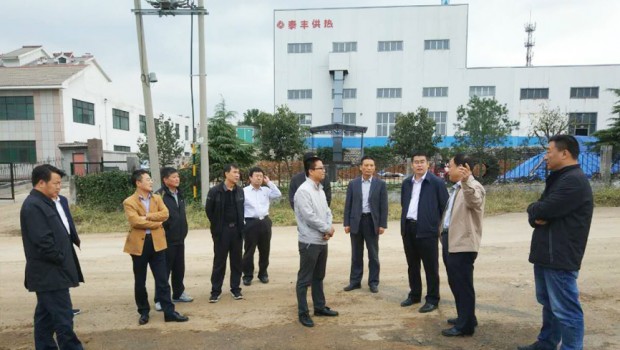 青州市副市長耿懷金率工作組現場調度九龍居小區(qū)供暖管網鋪設等工作
